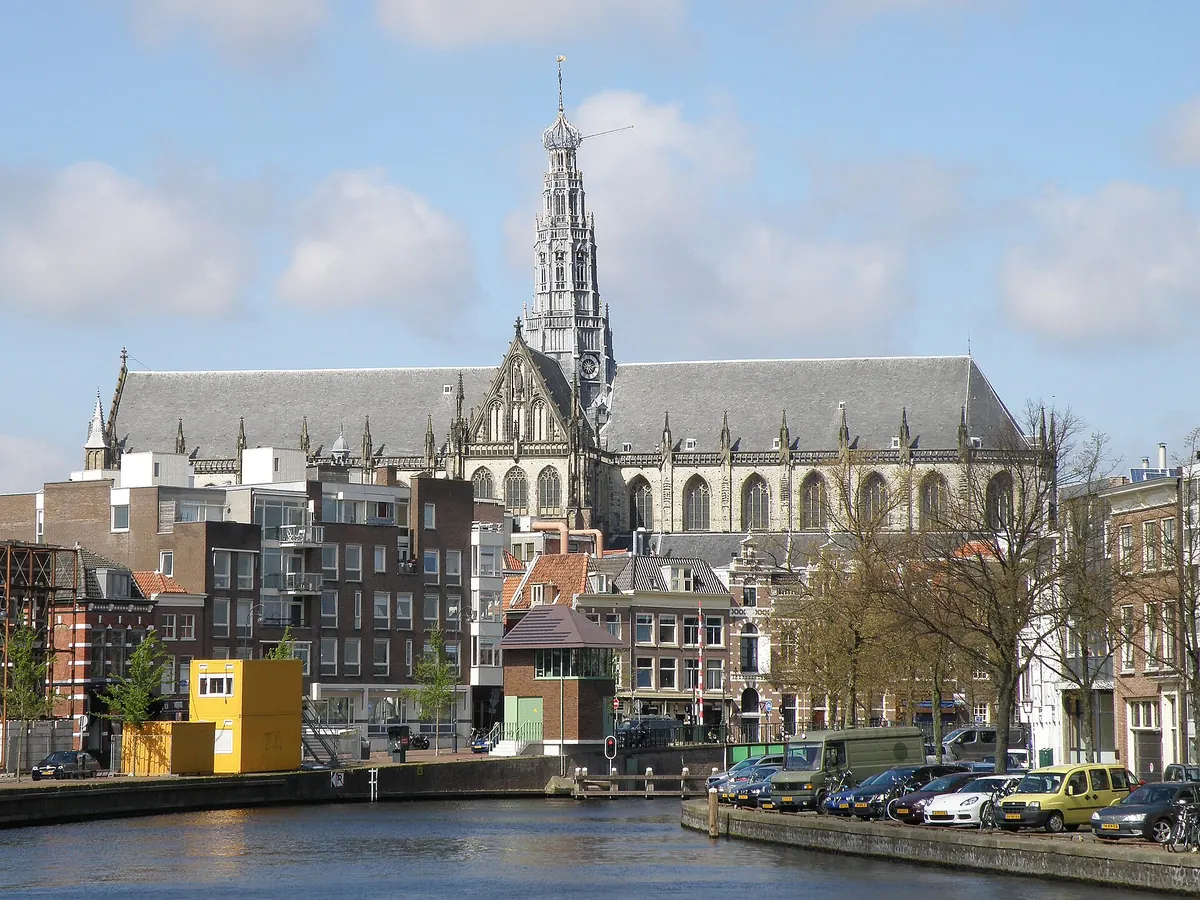 De Grote of Sint-Bavokerk boven de daken van Haarlem