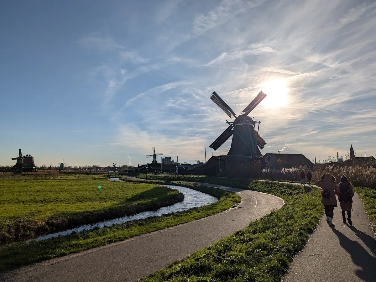 Een fietspad langs de sloot naar een molen bij de Zaanse Schans