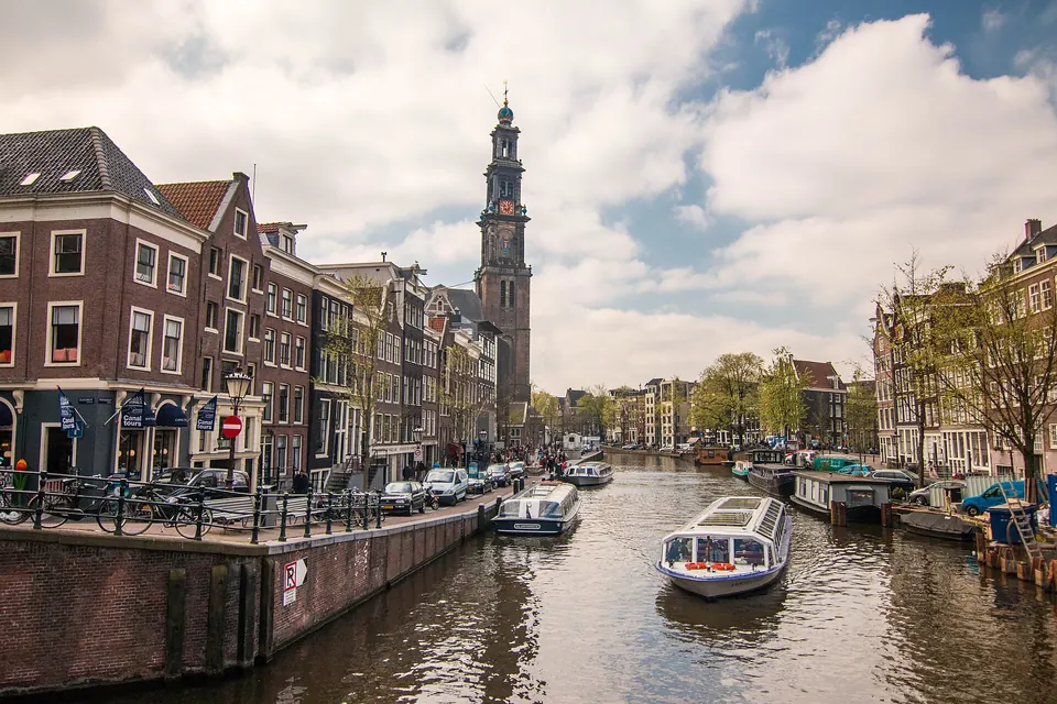 Een Amsterdamse gracht met de toren van de Westerkerk