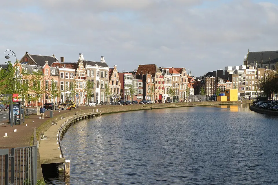 Het Spaarne in Haarlem met oude panden langs de kade