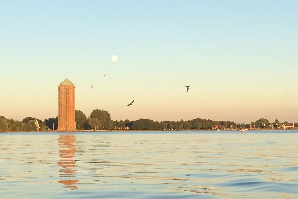 De watertoren van Aalsmeer aan de Westeinderplassen bij zonsondergang