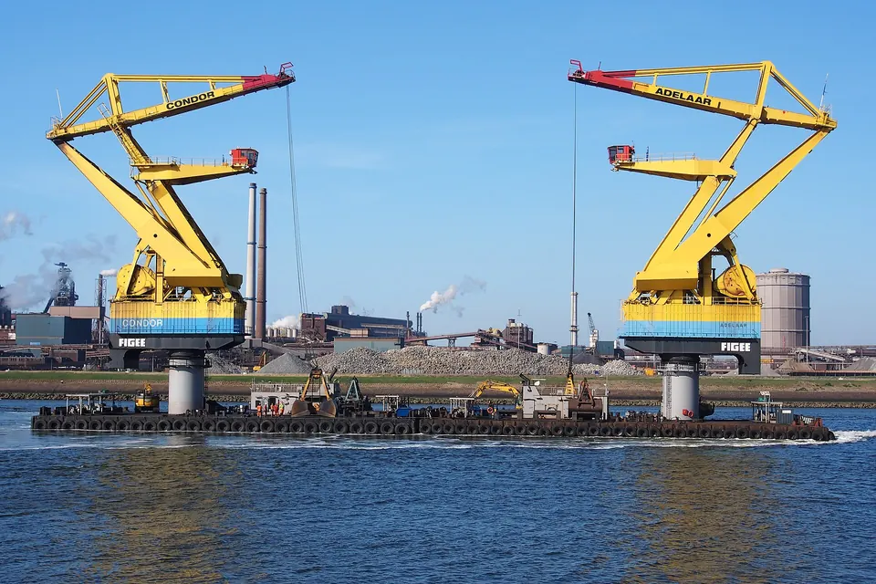 Twee gele kraanschepen in de haven van IJmuiden